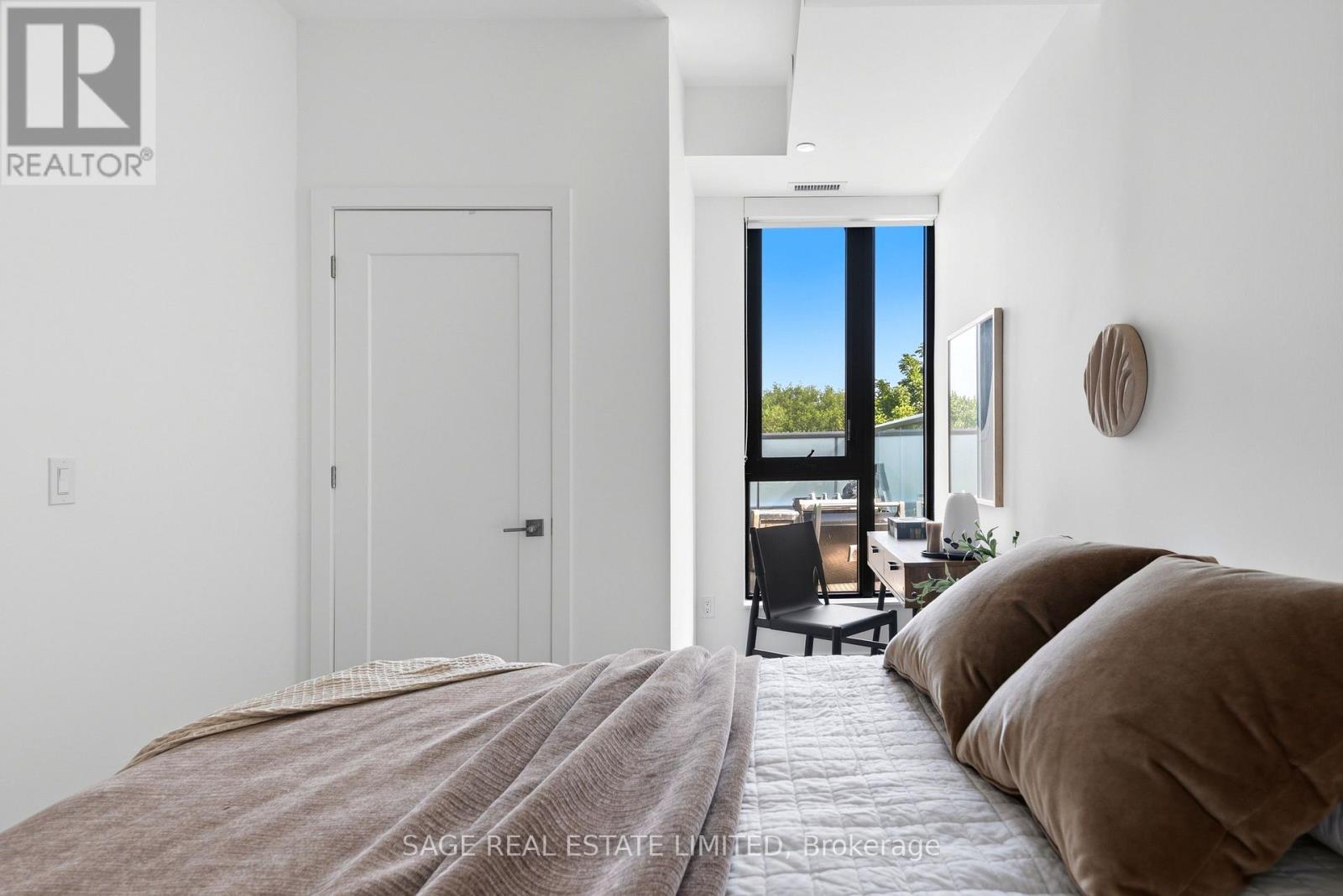 #704 840 ST CLAIR AVENUE W - 18