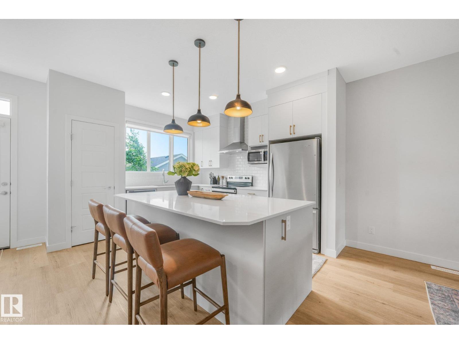 5281 Edgemont BV NW - Image 6
