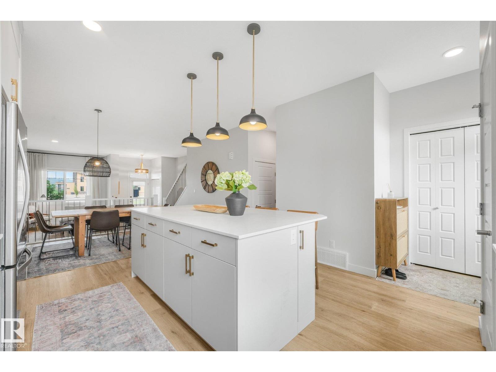 5281 Edgemont BV NW - 5