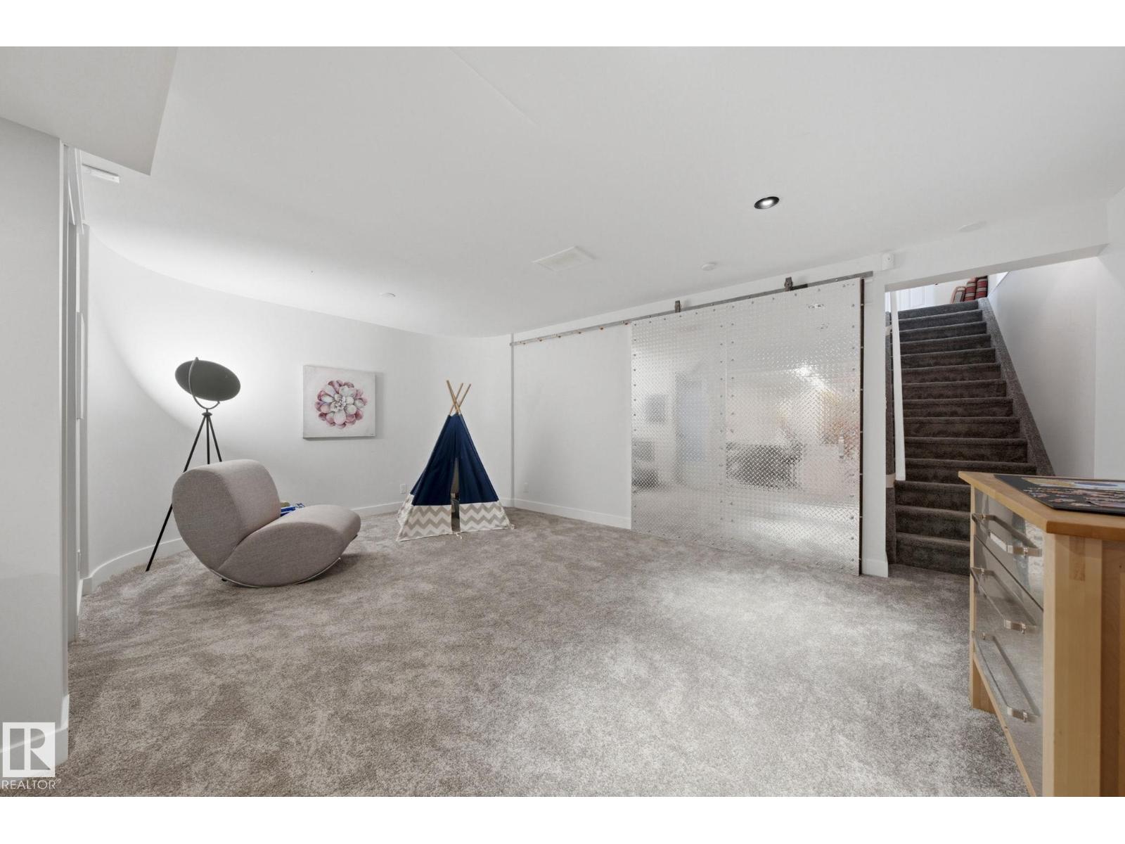 9923 89 ST NW - 45