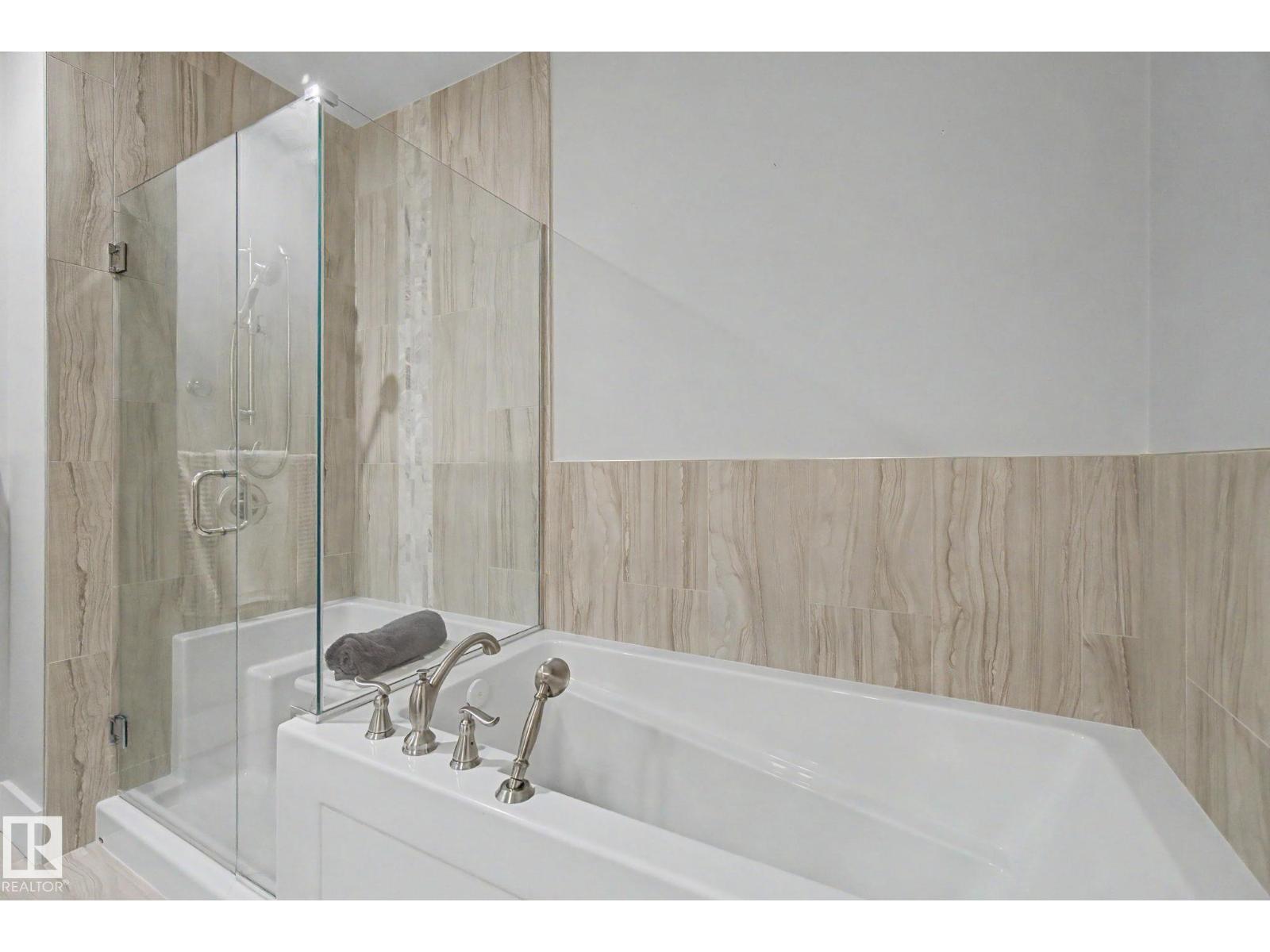 #810 200 BELLEROSE DR - 22