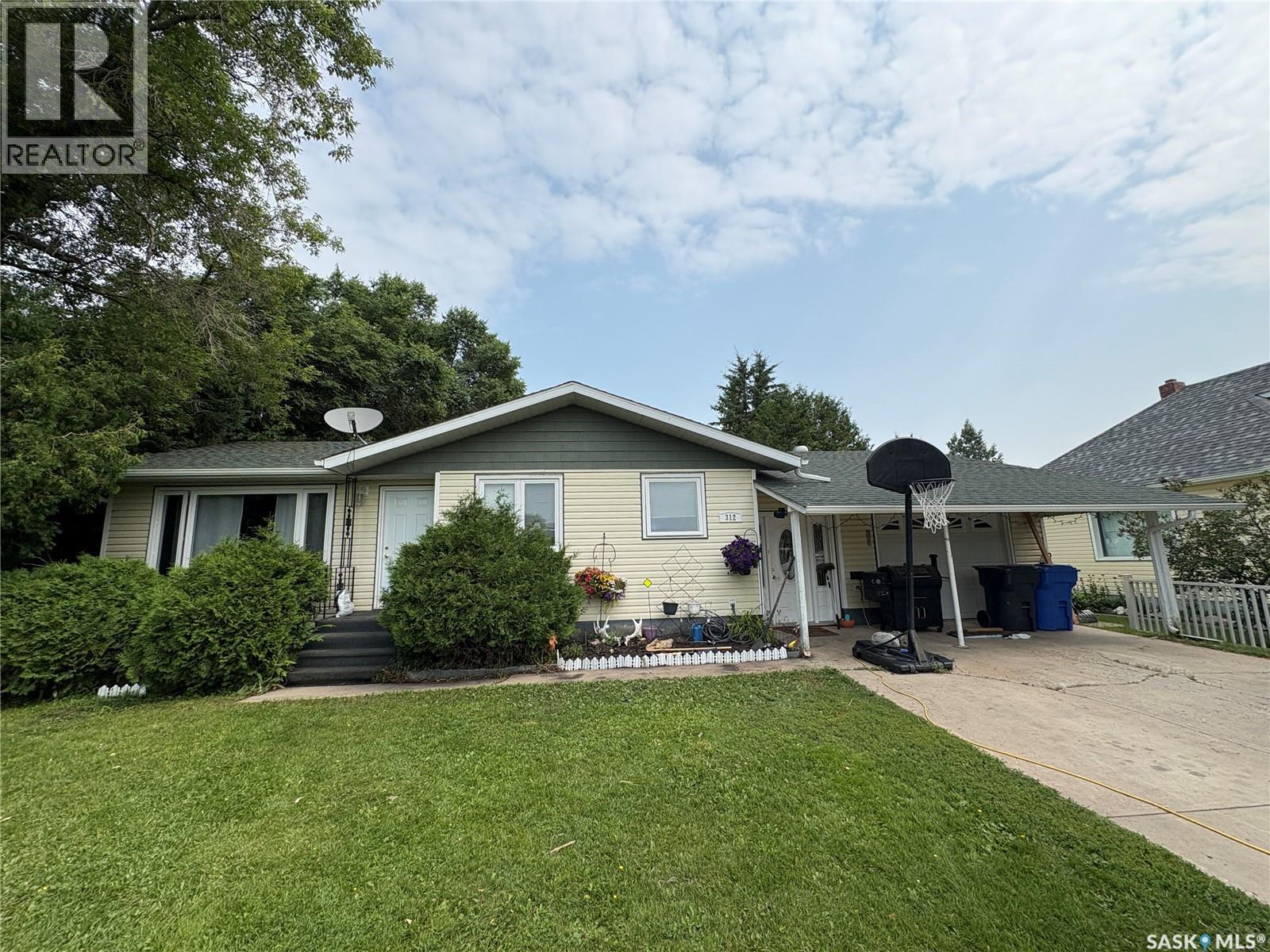 312 Bismark AVENUE - 1
