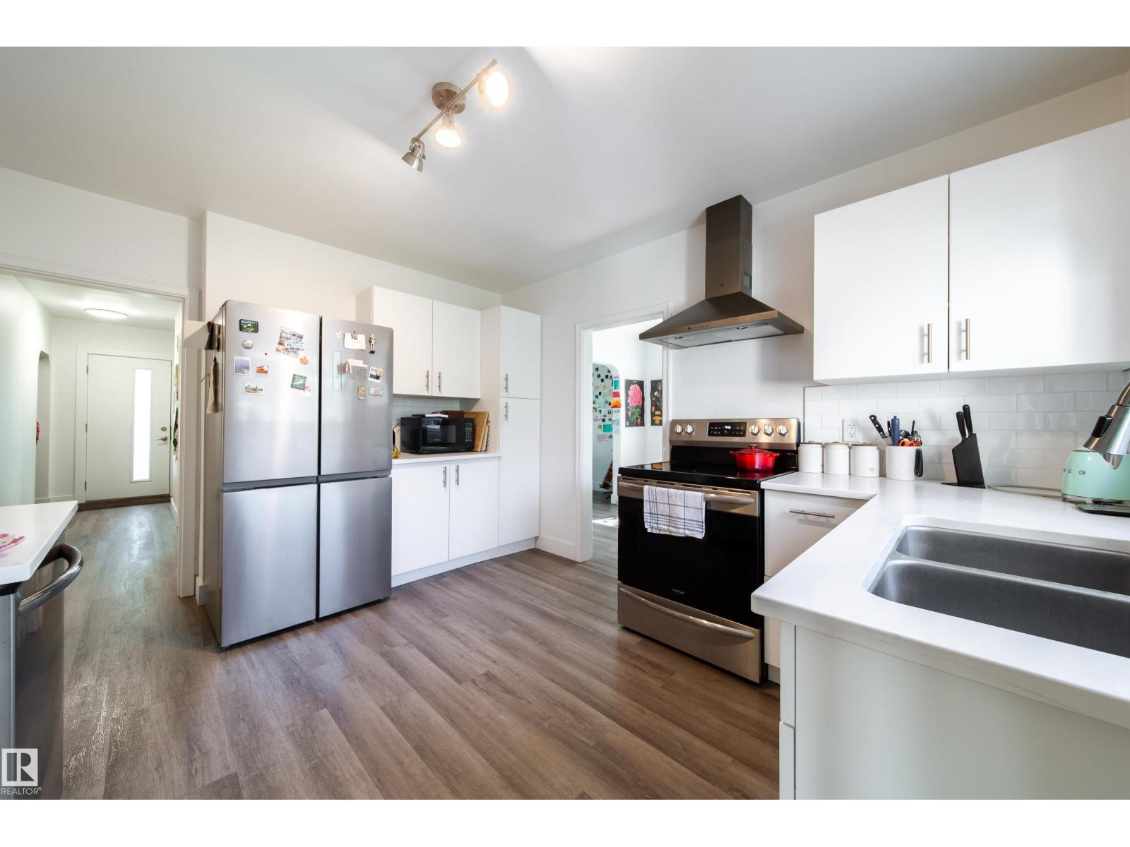 10671 63 AV NW - 9
