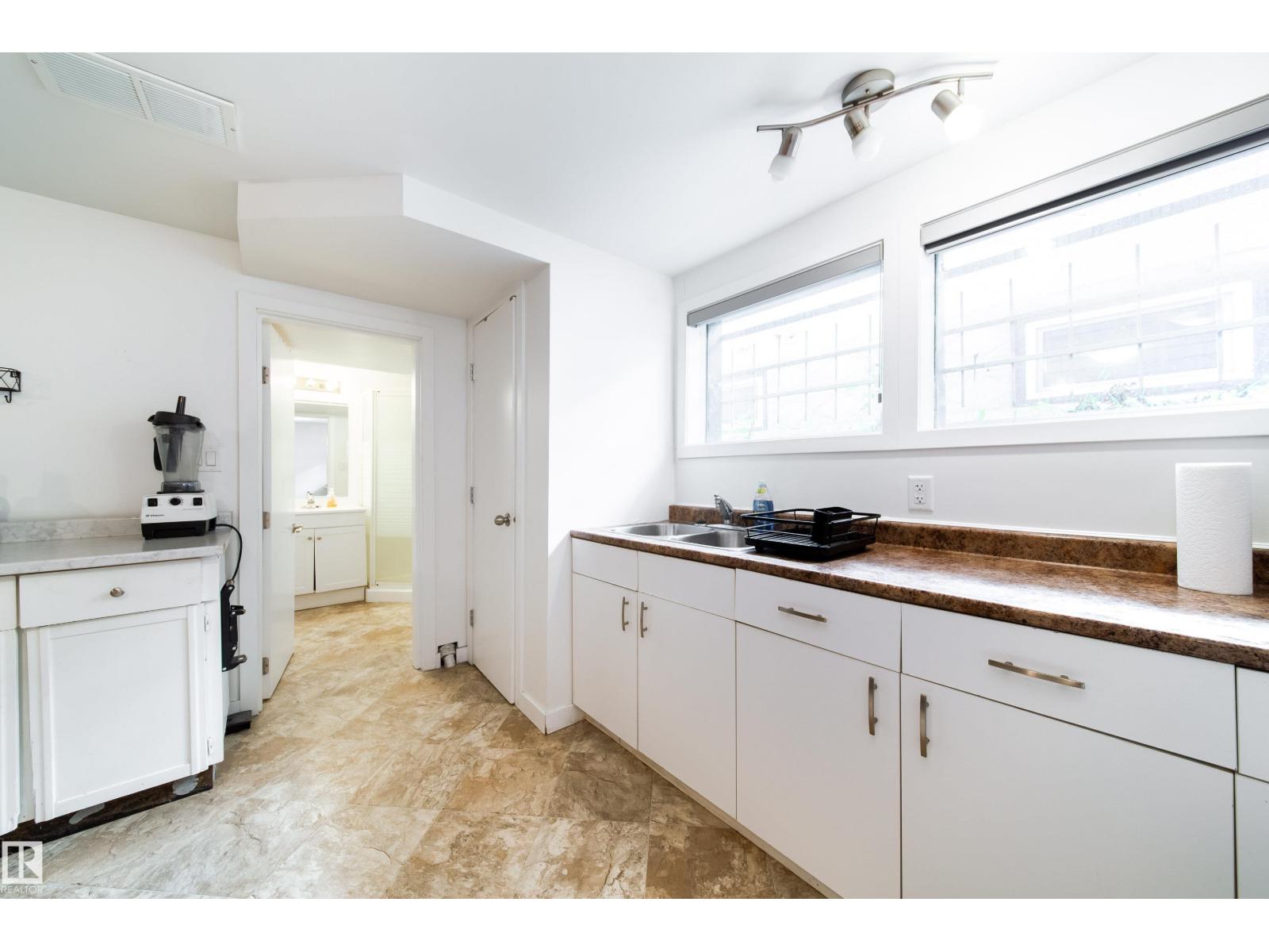 10671 63 AV NW - 31