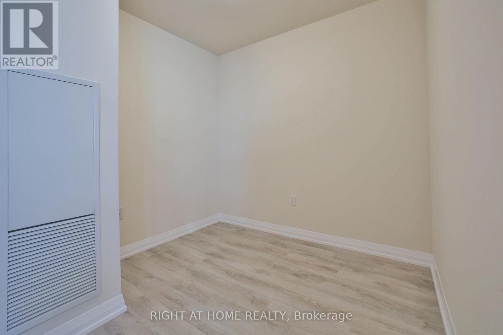 #2014 35 WATERGARDEN DRIVE - 28