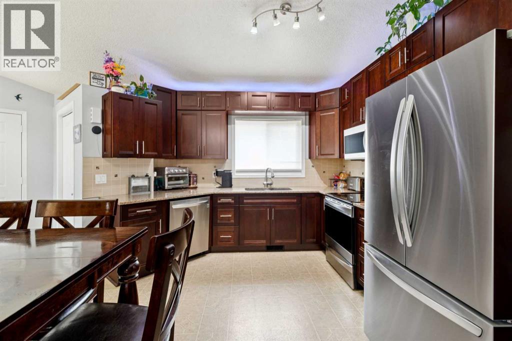 336 Coventry Close NE - 8