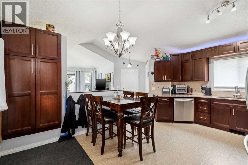 336 Coventry Close NE - 9