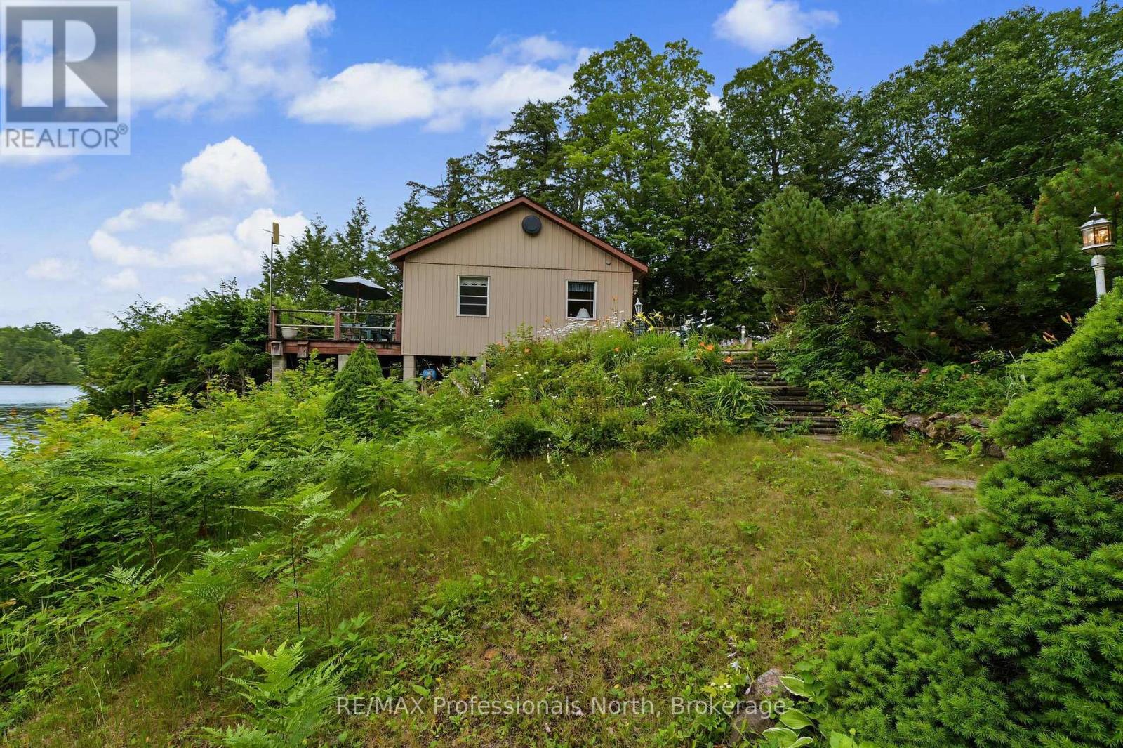 1192 THREE BROTHERS DRIVE N - 35