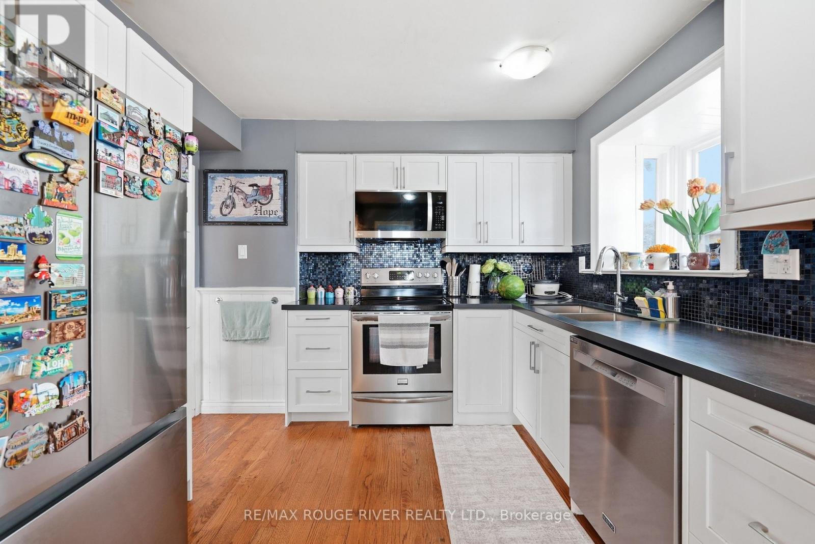 5 PIXLEY CRESCENT - 16