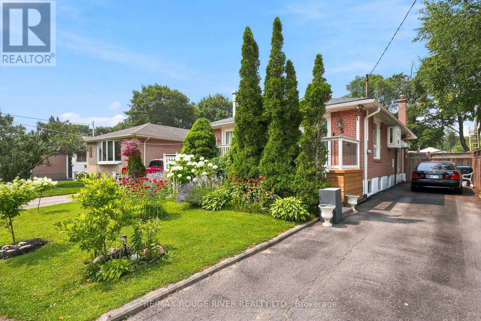 5 PIXLEY CRESCENT - 2