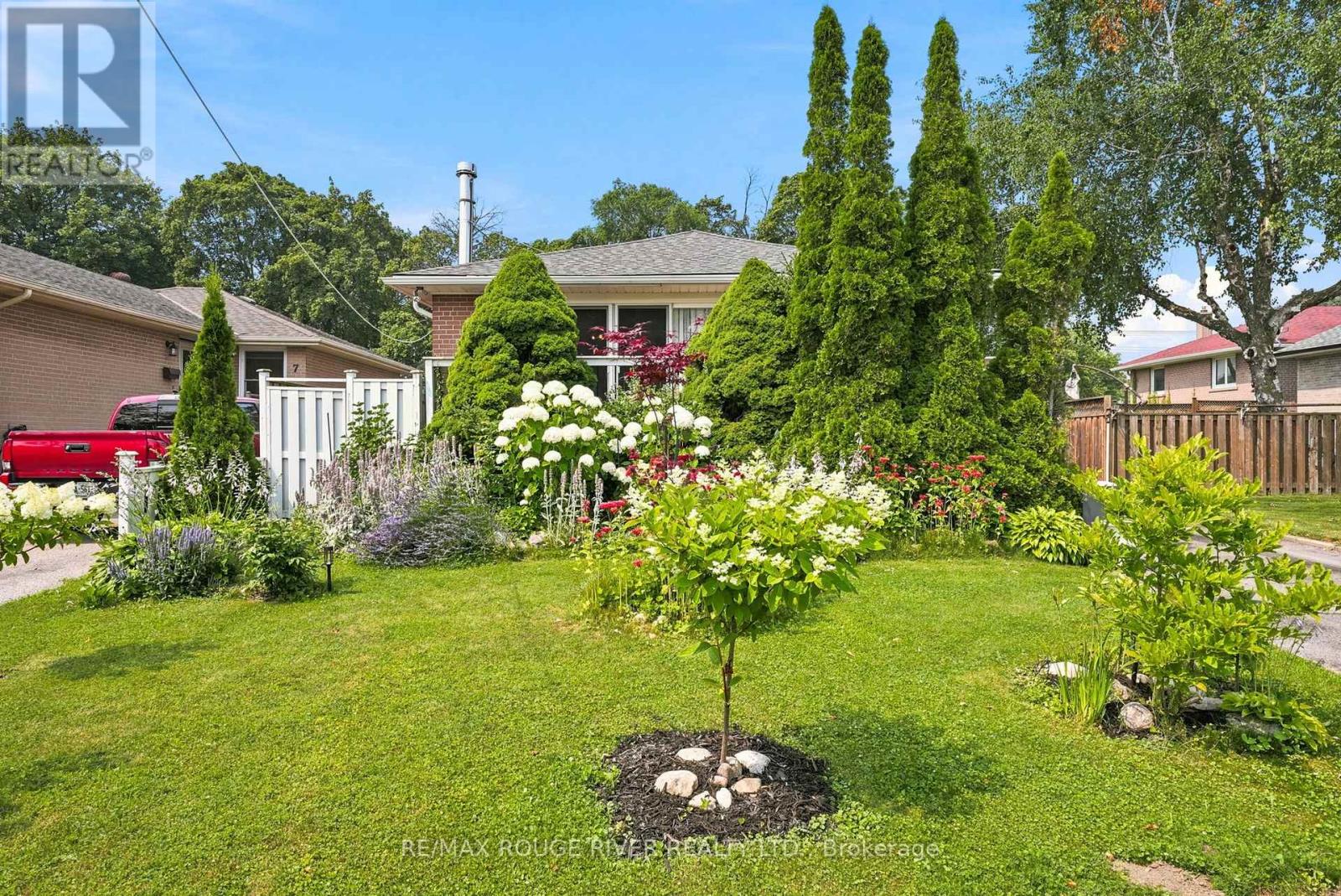 5 PIXLEY CRESCENT - 3