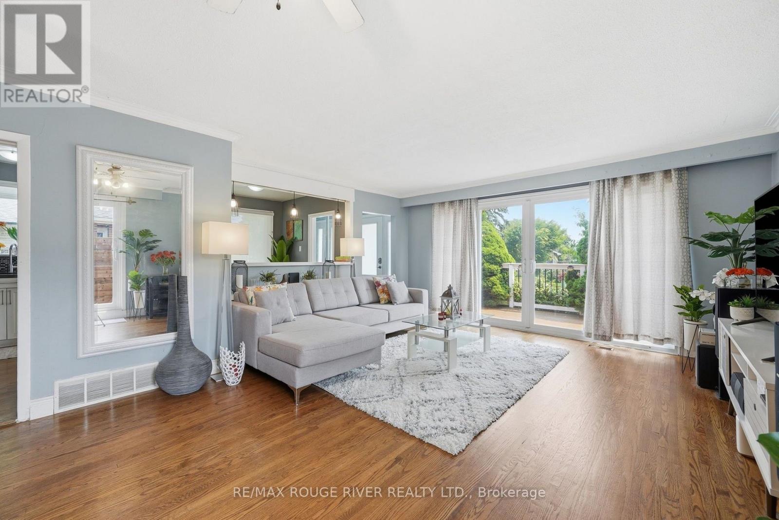 5 PIXLEY CRESCENT - 7