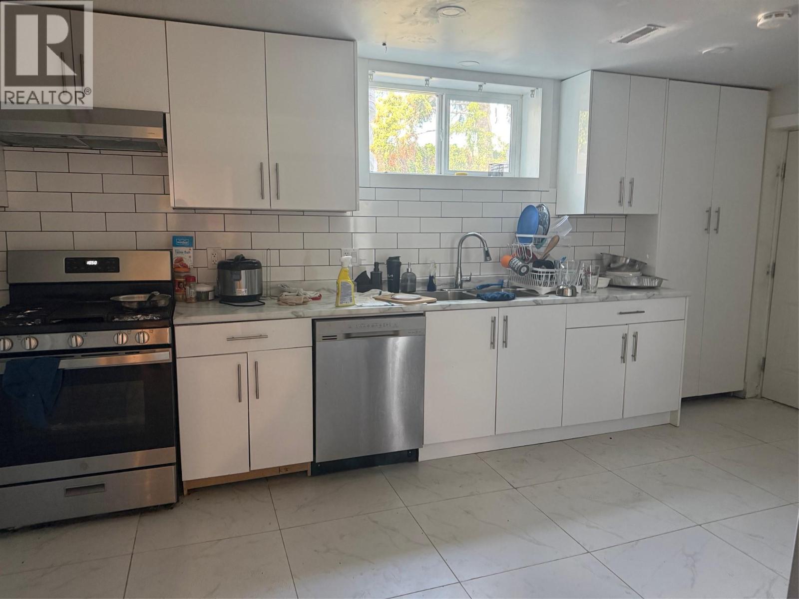 765 BARRIE Drive - 19