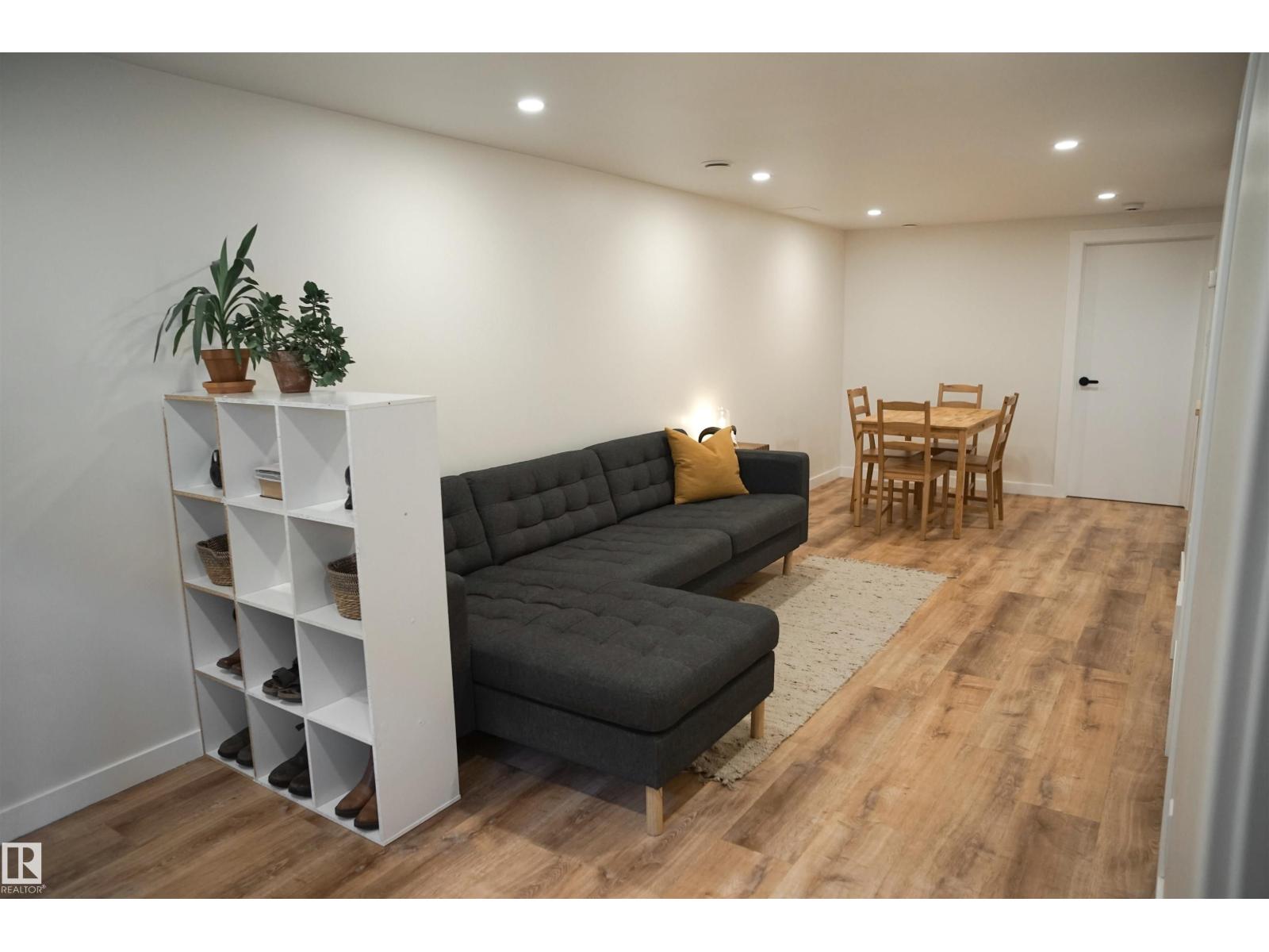 9909 108 ST - 19