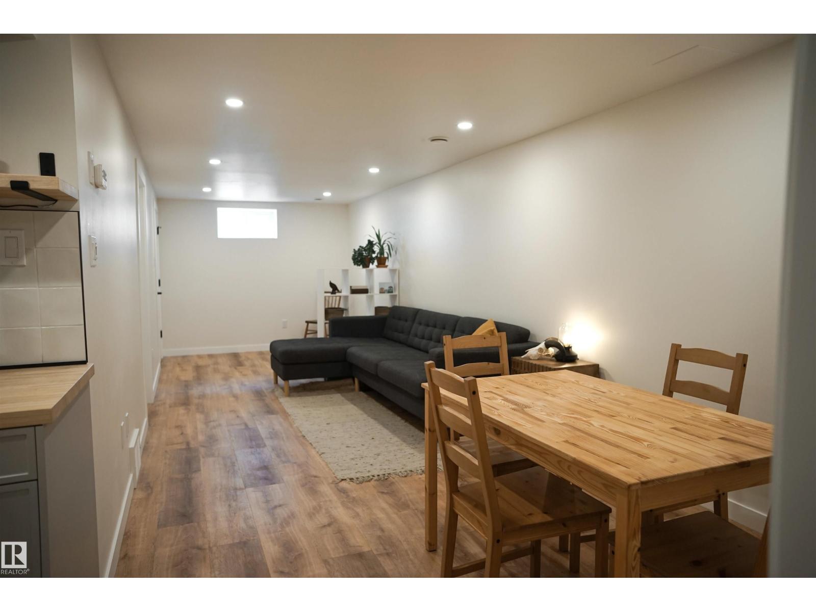 9909 108 ST - 20