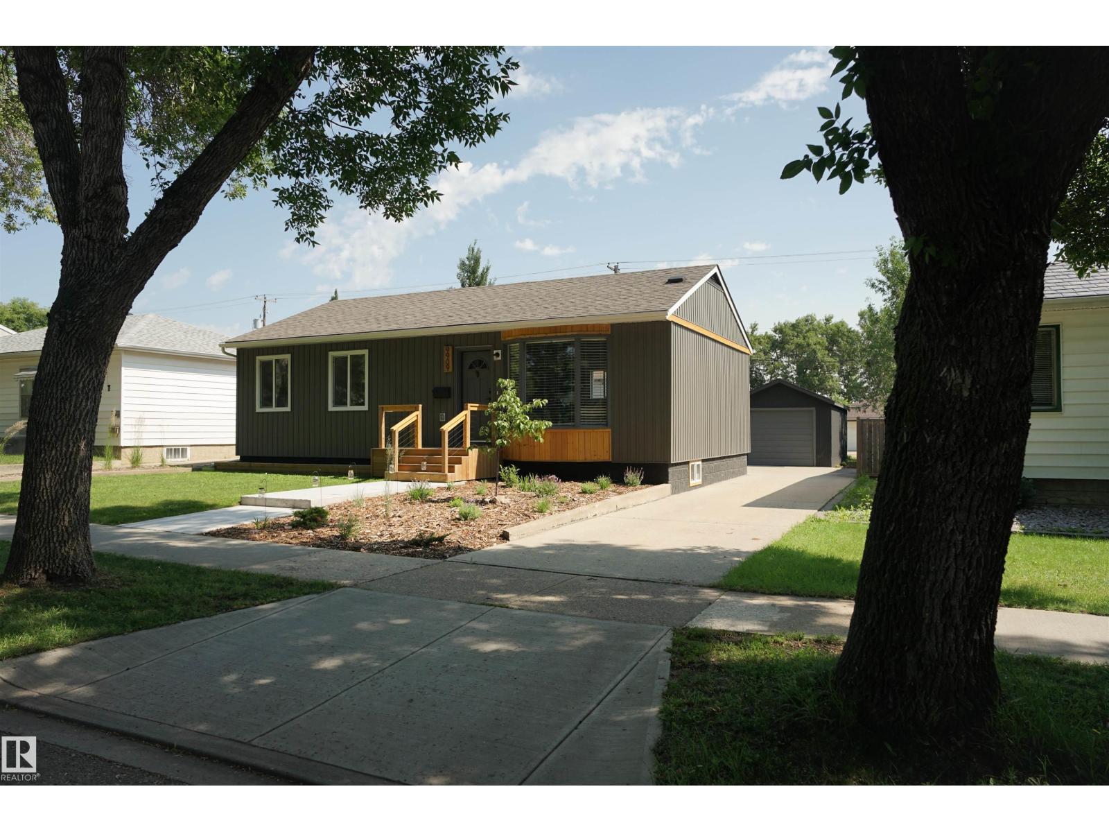 9909 108 ST - 30