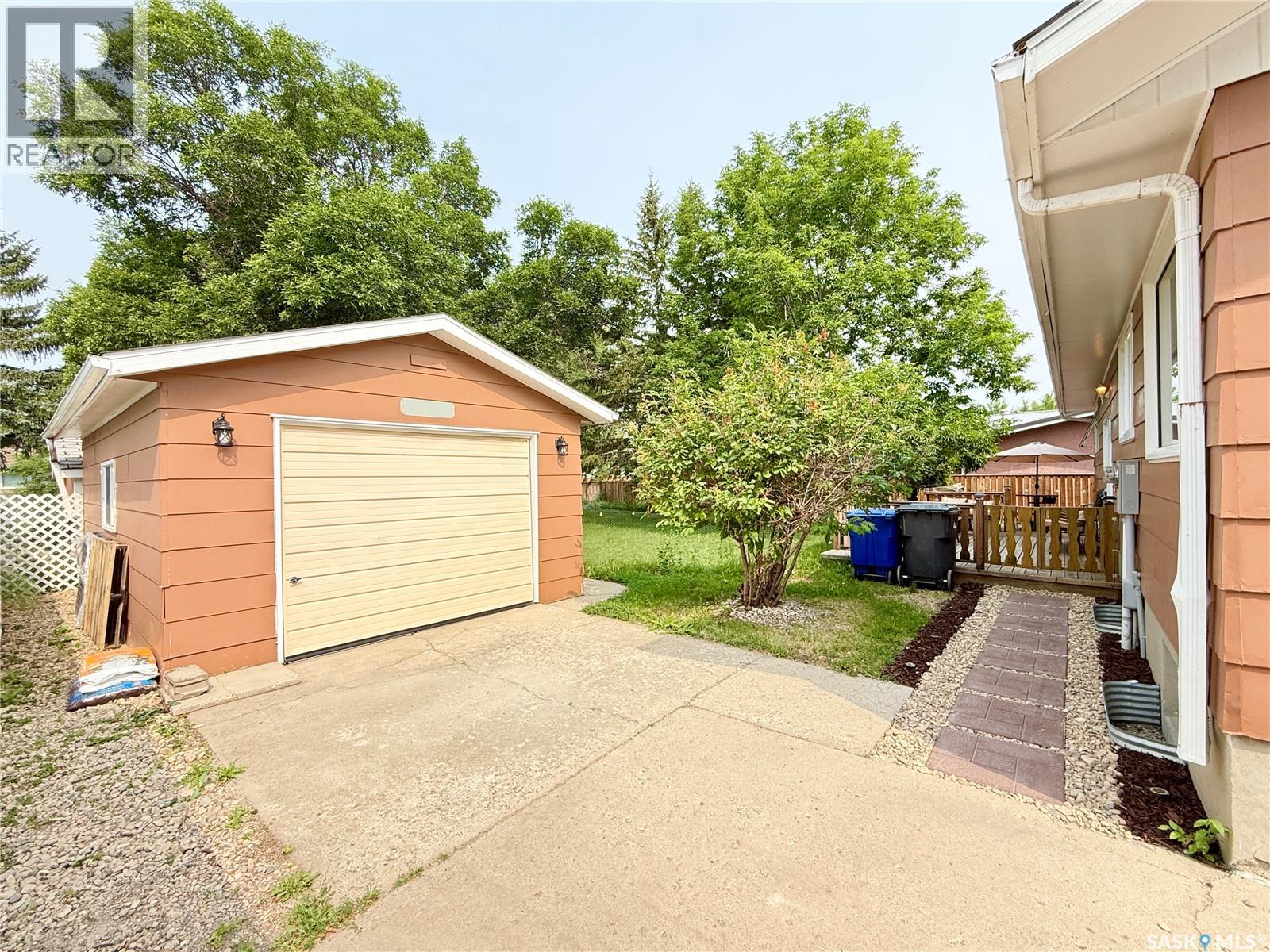 715 Brimacombe DRIVE - Image 2