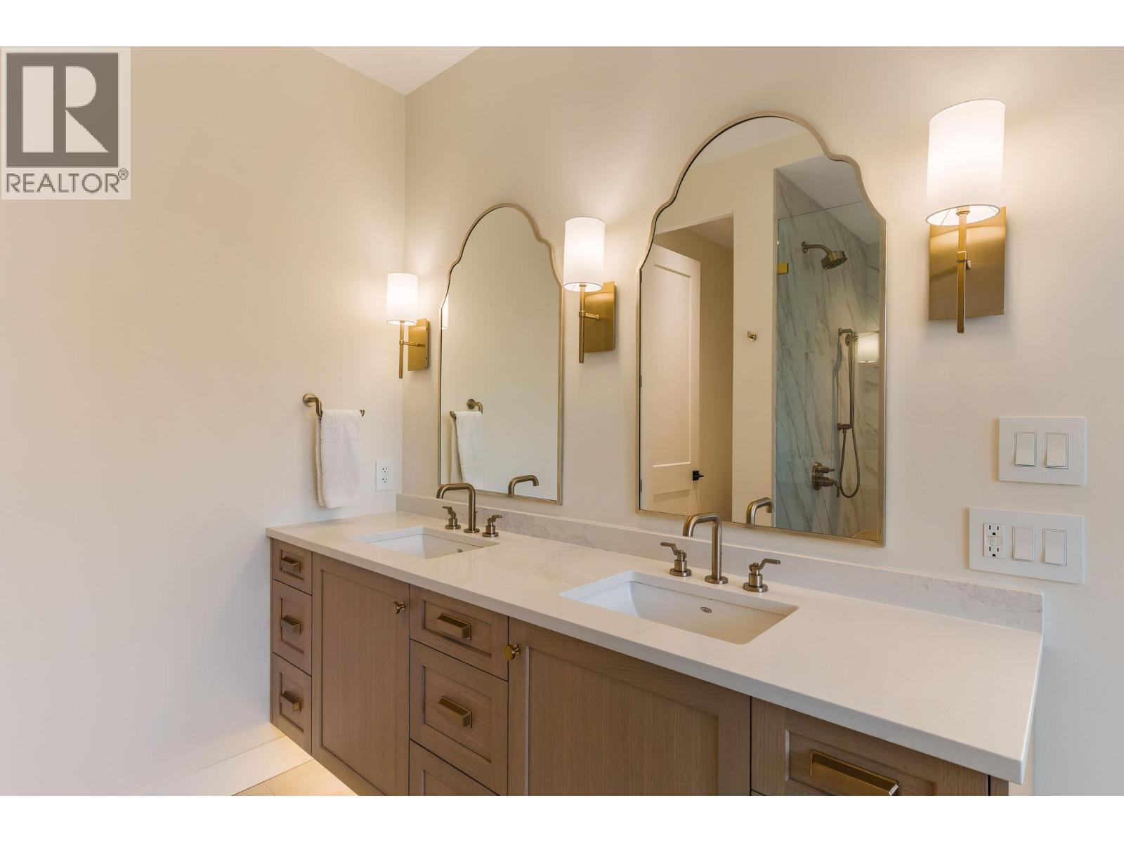 5268 Lakeshore Road - 18