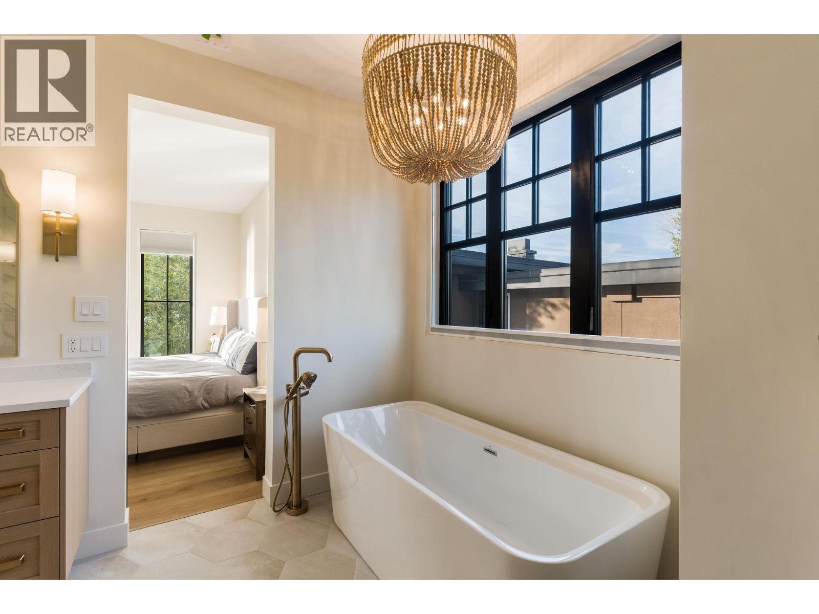 5268 Lakeshore Road - 16