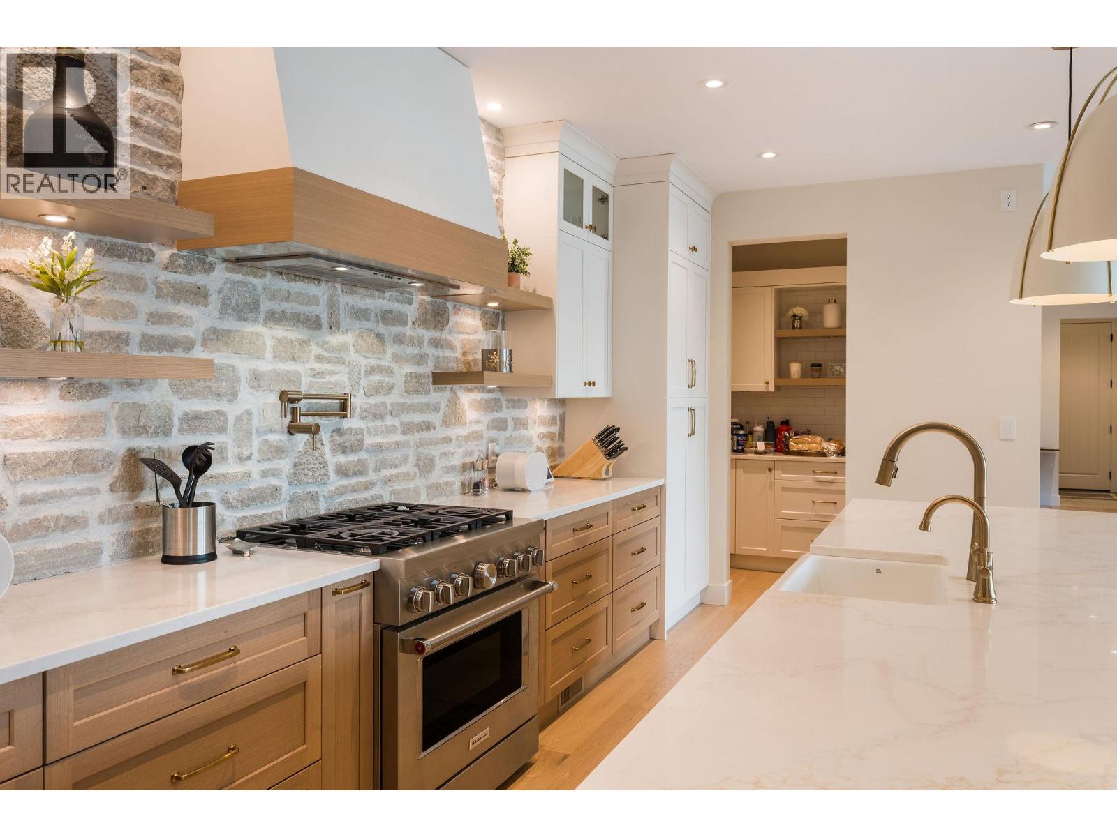 5268 Lakeshore Road - 6
