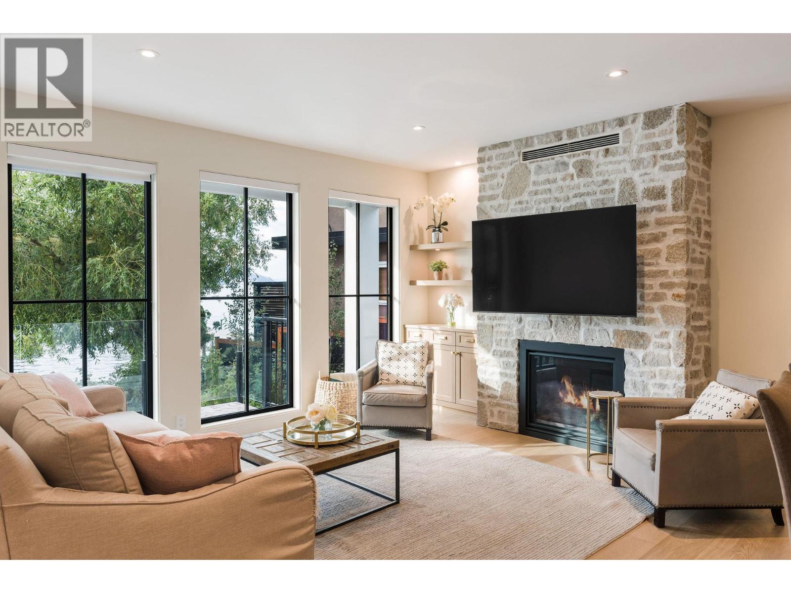 5268 Lakeshore Road - 10