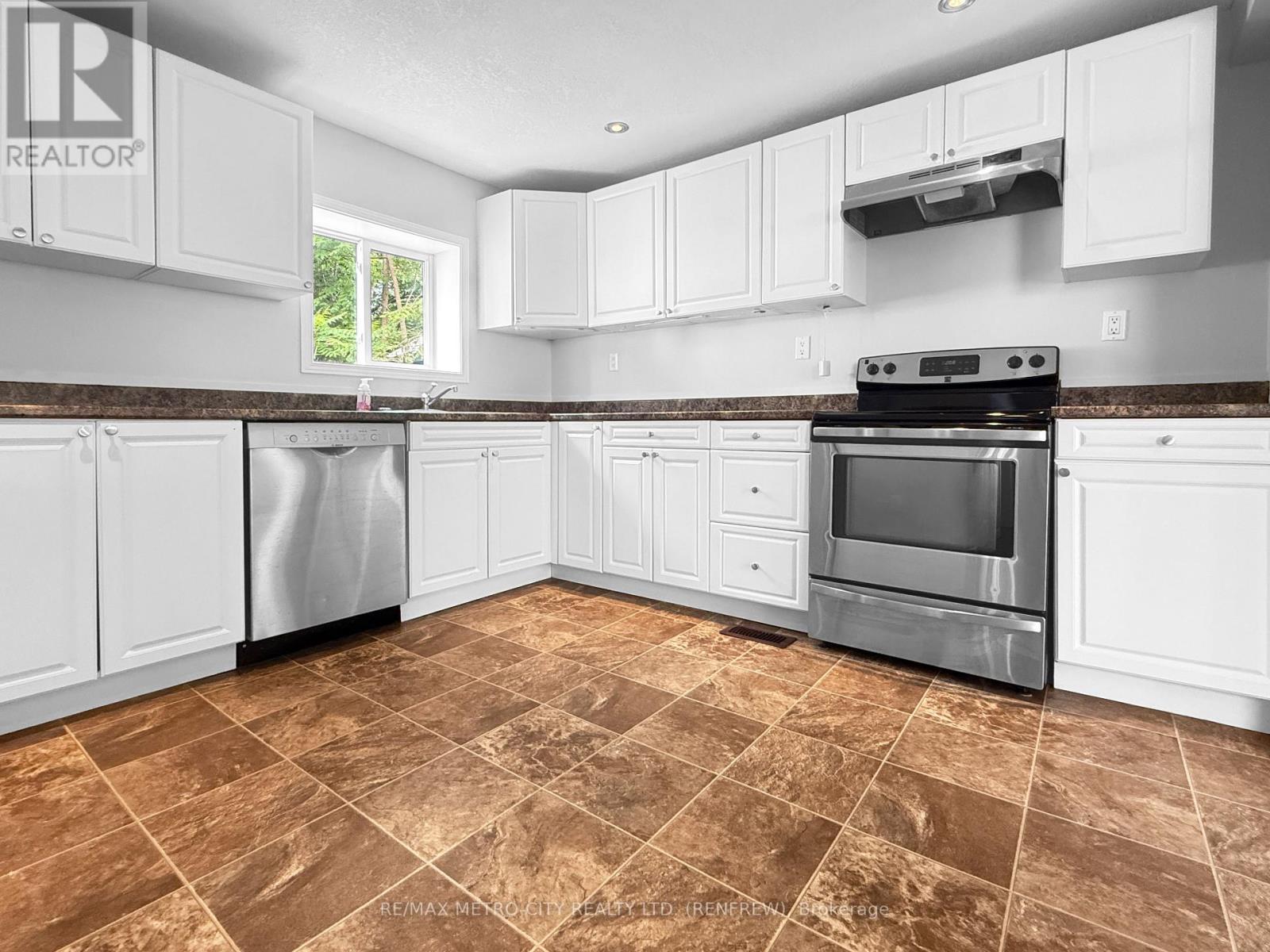 143 BONNECHERE STREET S, Renfrew — photo 3