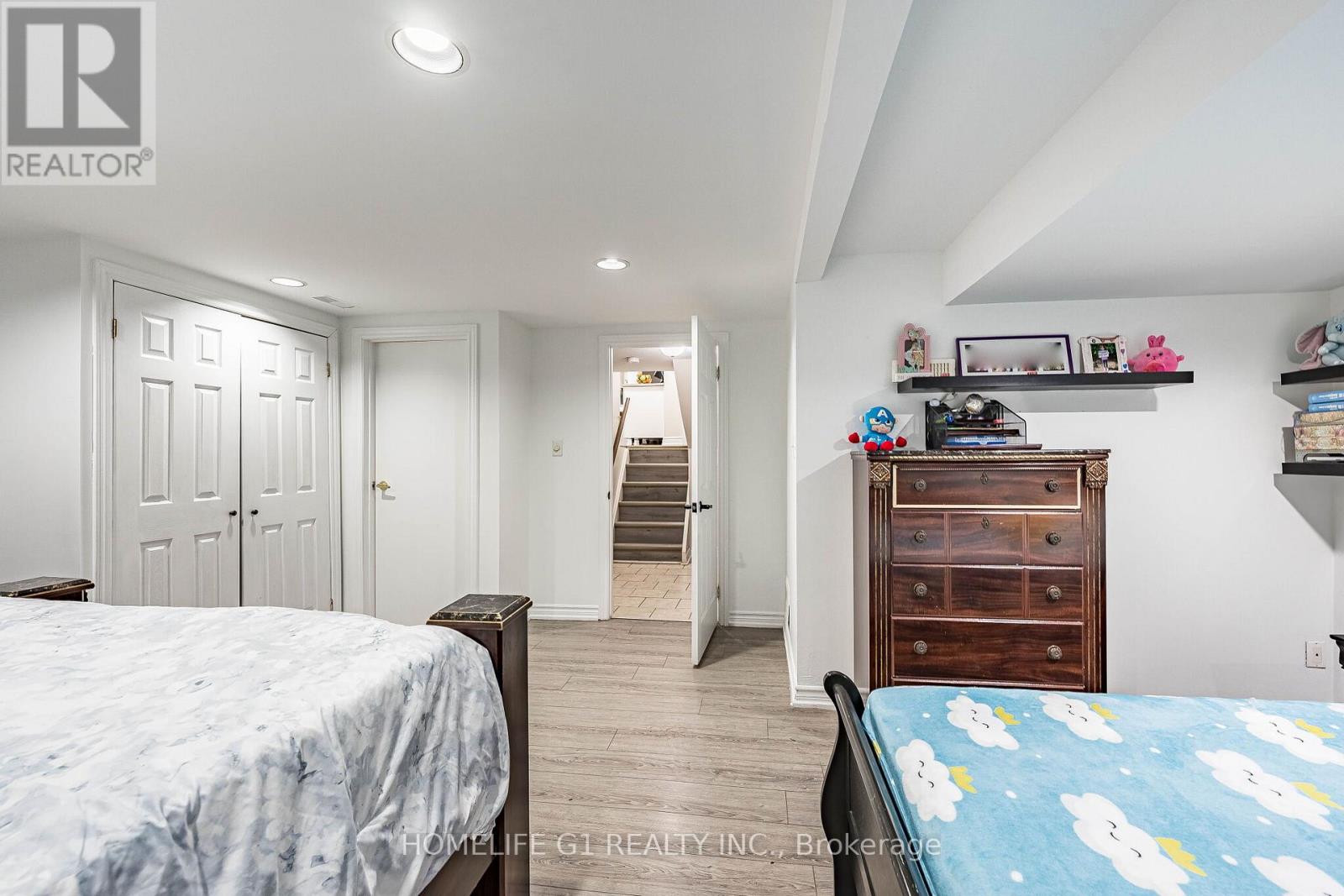 8 HOLGATE COURT - 33