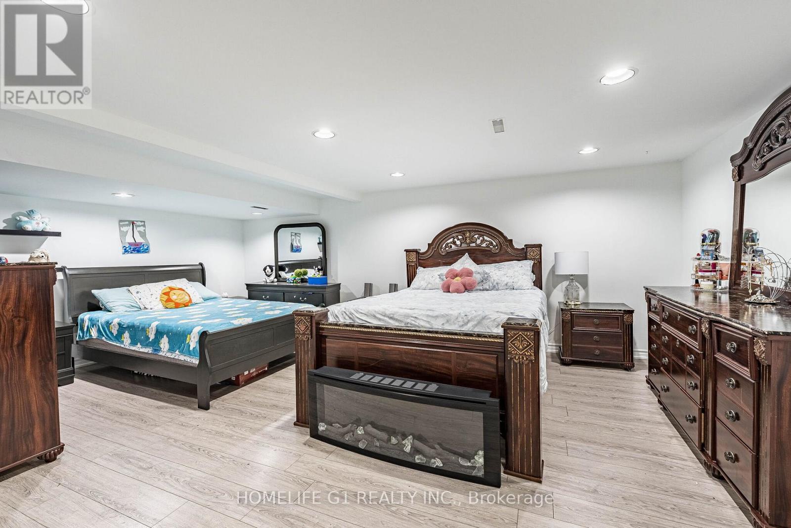 8 HOLGATE COURT - 31