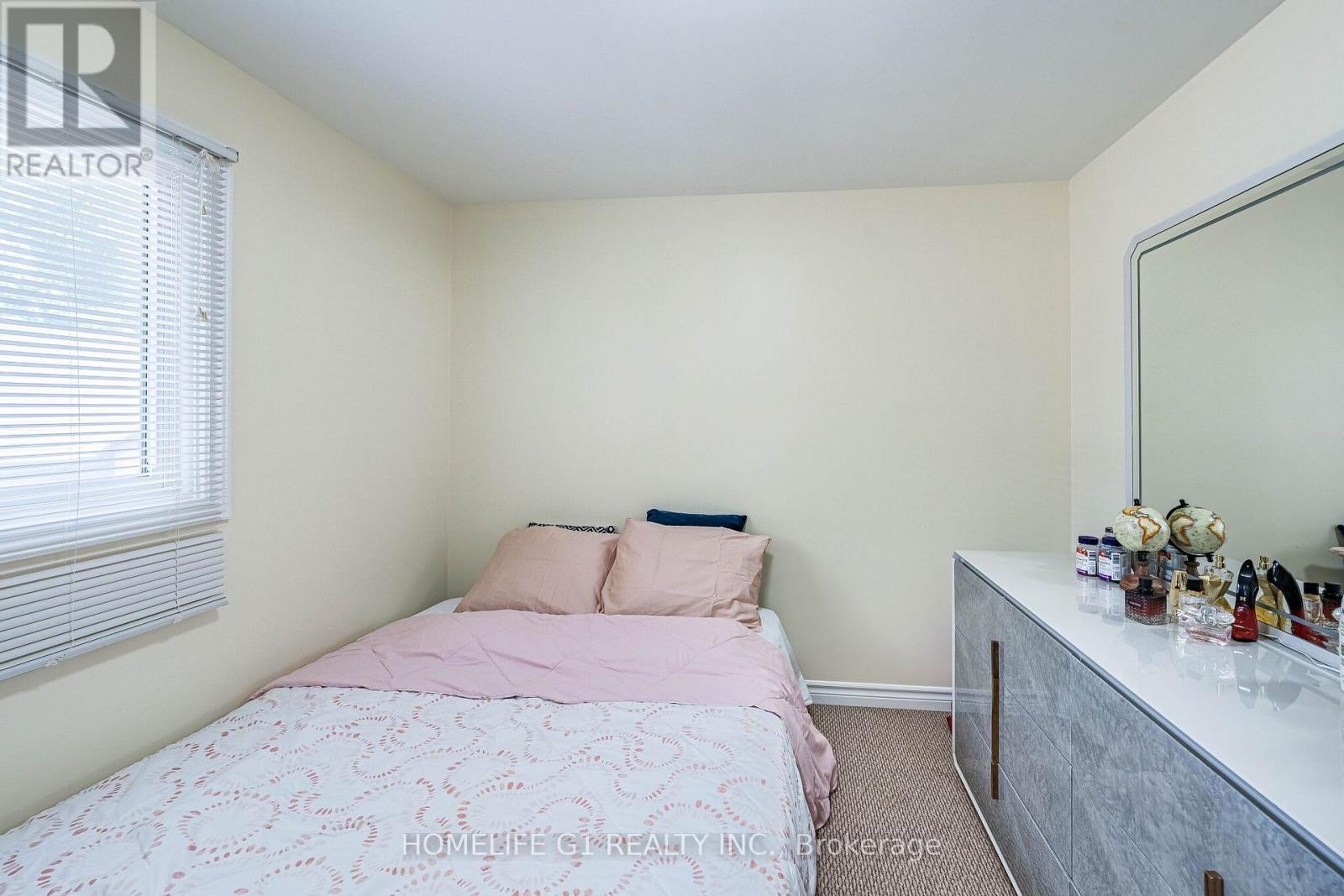 8 HOLGATE COURT - 25