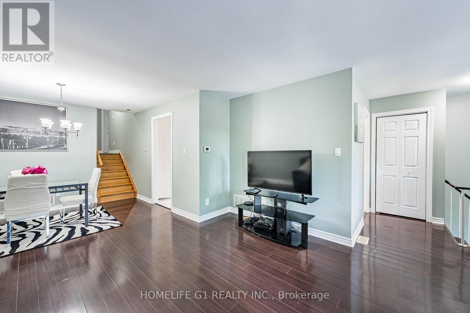 8 HOLGATE COURT - 4