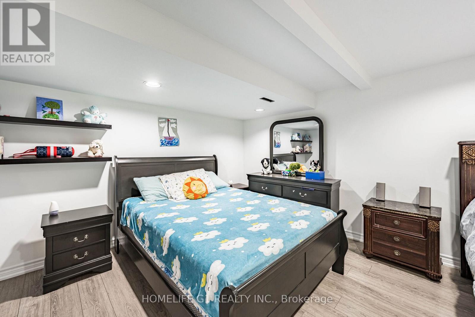 8 HOLGATE COURT - 32