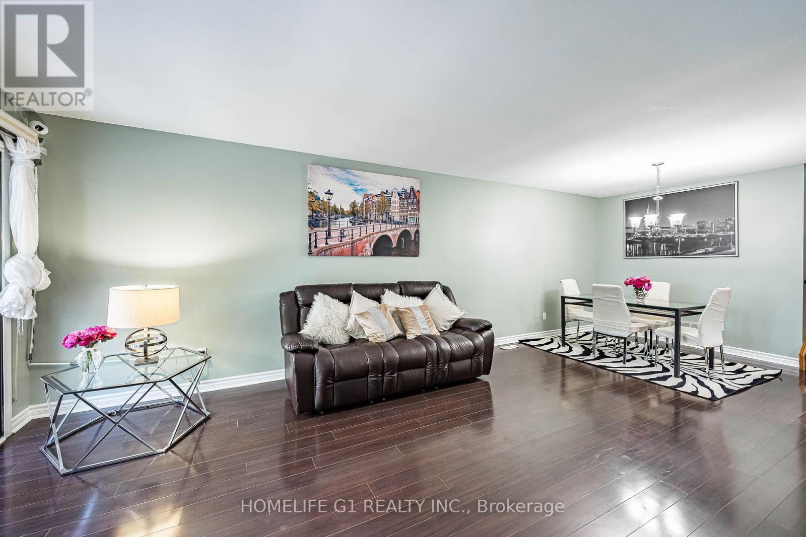 8 HOLGATE COURT - 3