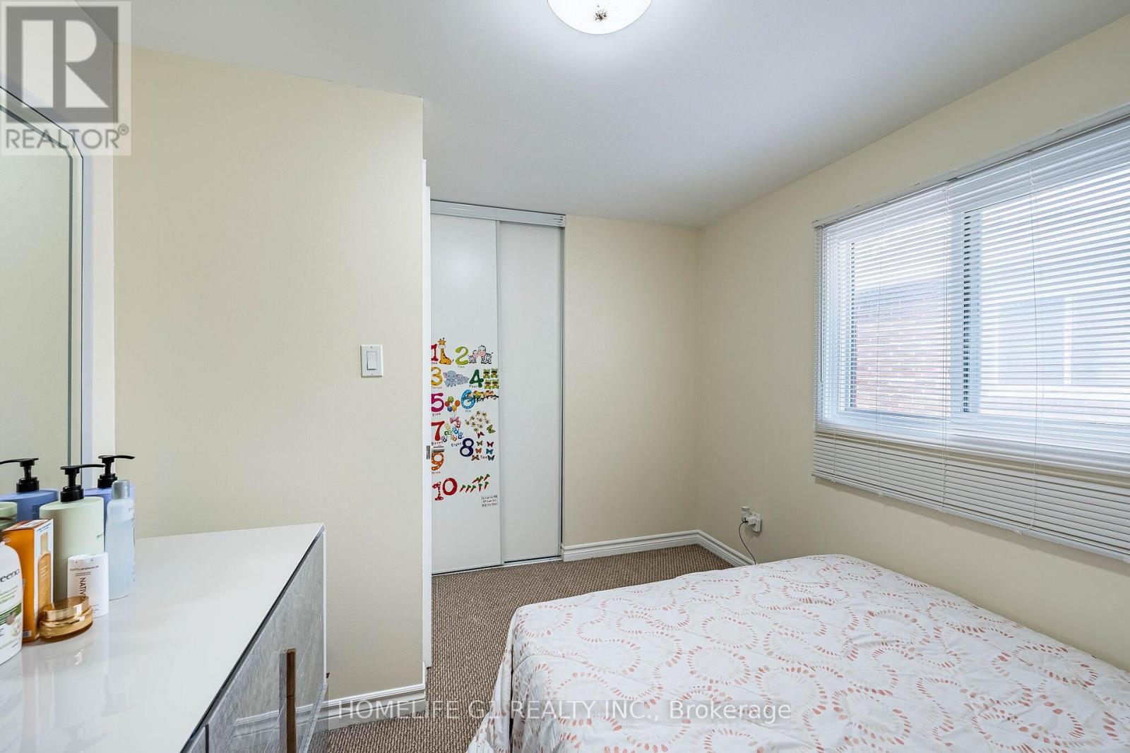 8 HOLGATE COURT - 26