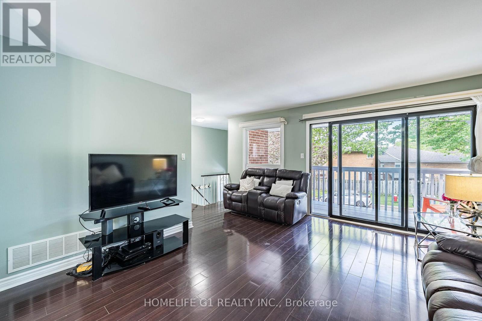 8 HOLGATE COURT - 5