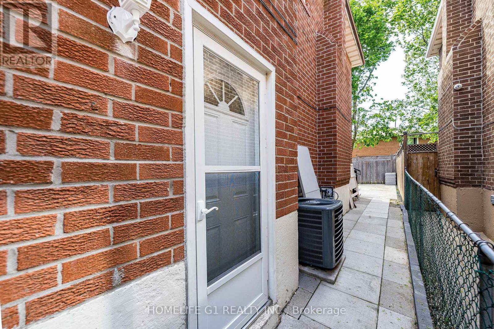 8 HOLGATE COURT - 36