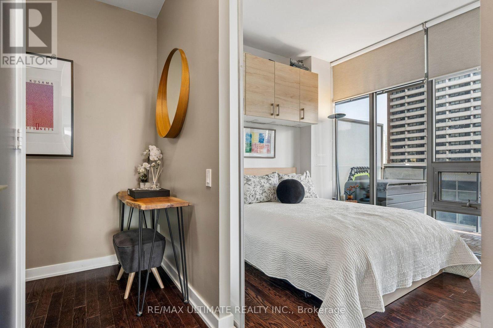#905 33 CHARLES STREET E - Image 19