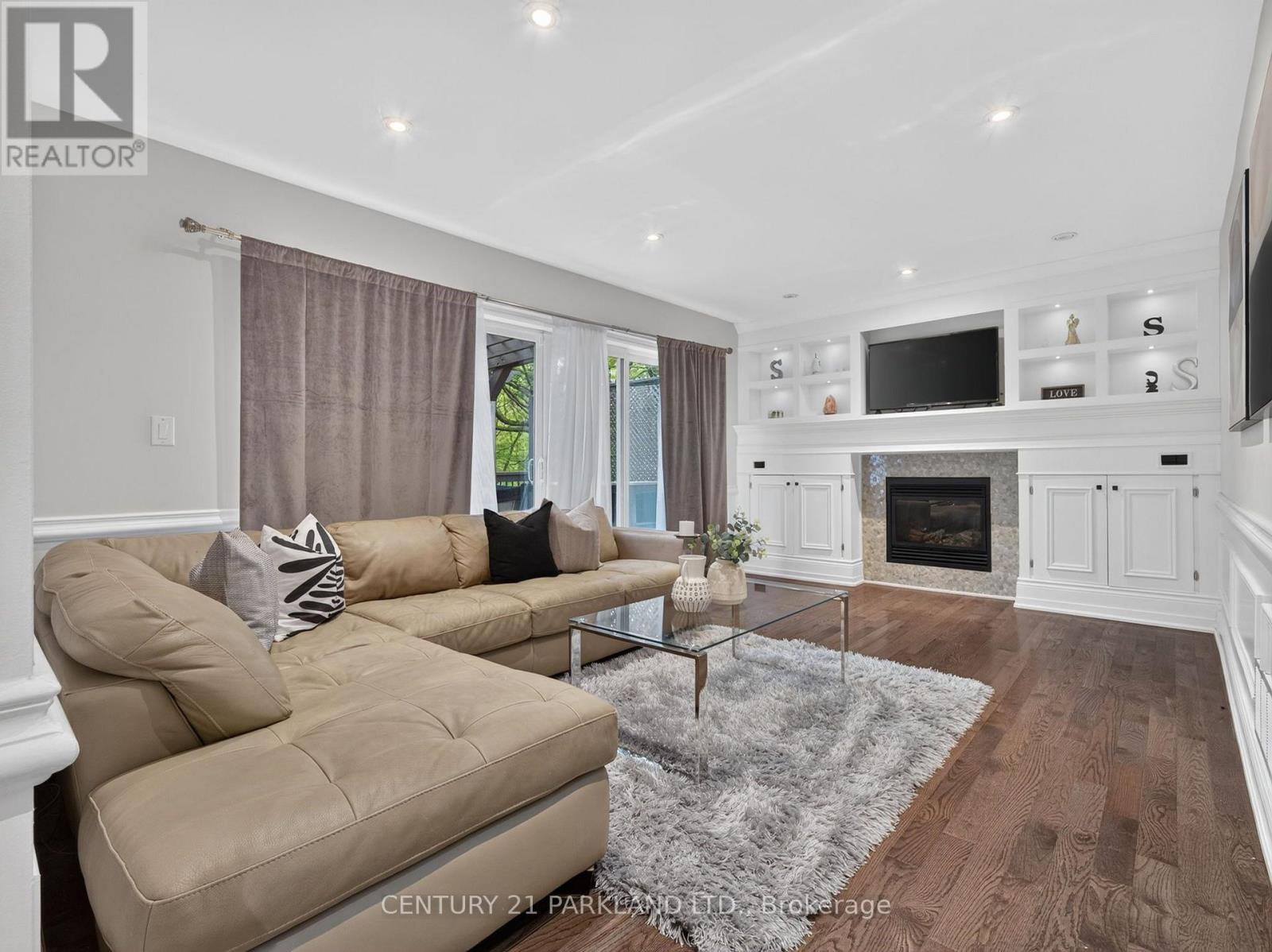 1302 HILLVIEW CRESCENT - 14
