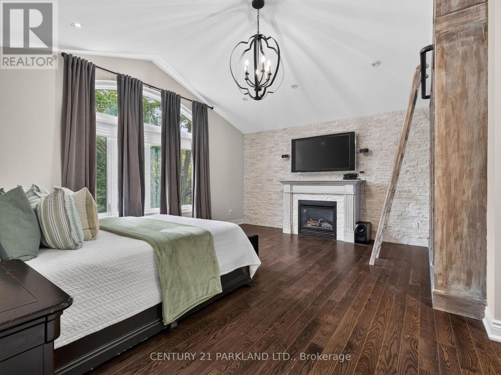 1302 HILLVIEW CRESCENT - 18