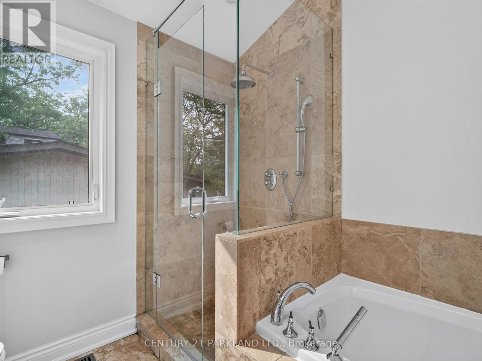 1302 HILLVIEW CRESCENT - 23