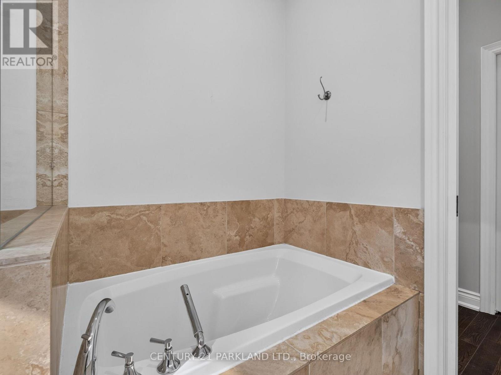 1302 HILLVIEW CRESCENT - 24