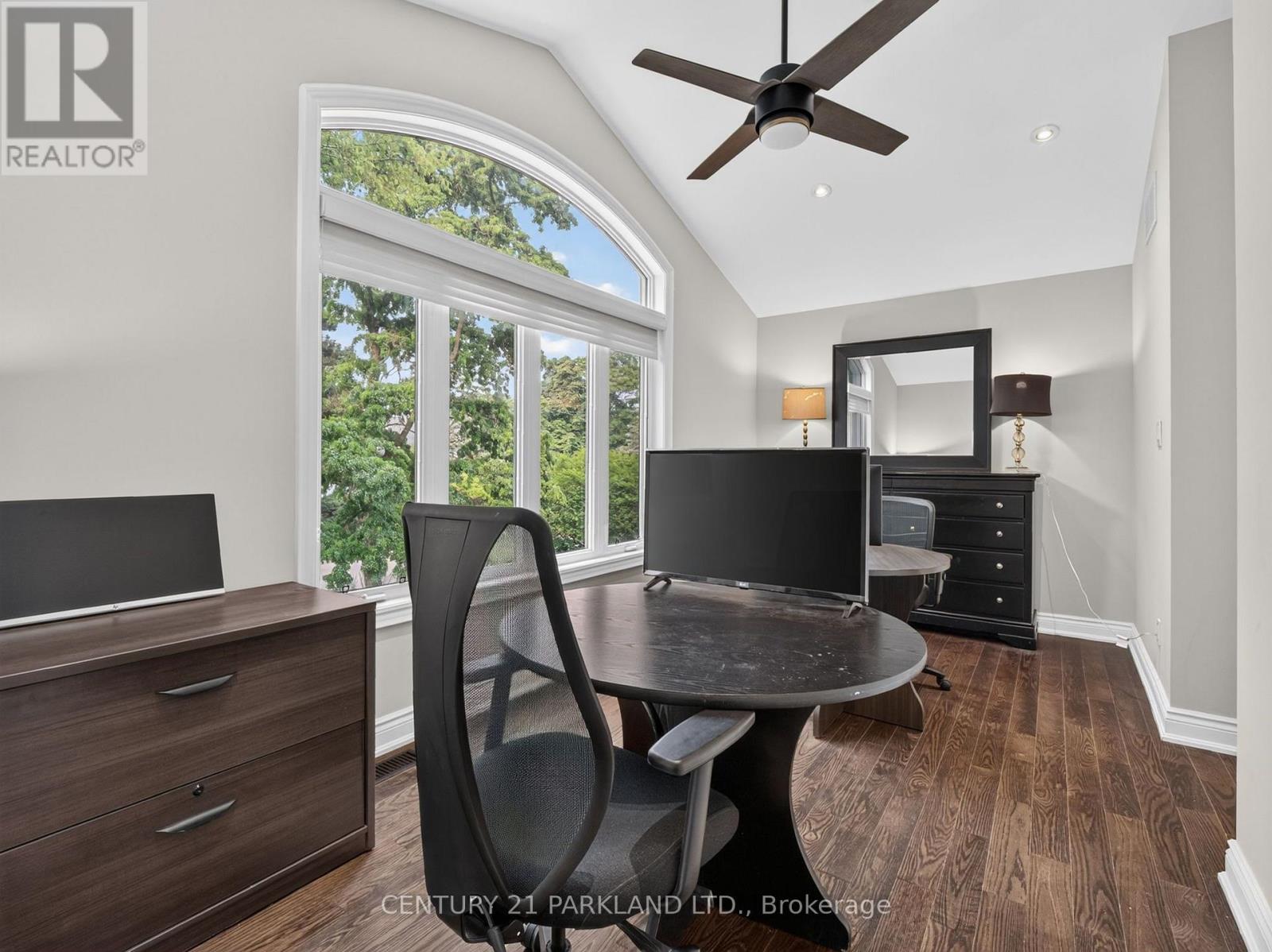 1302 HILLVIEW CRESCENT - 25
