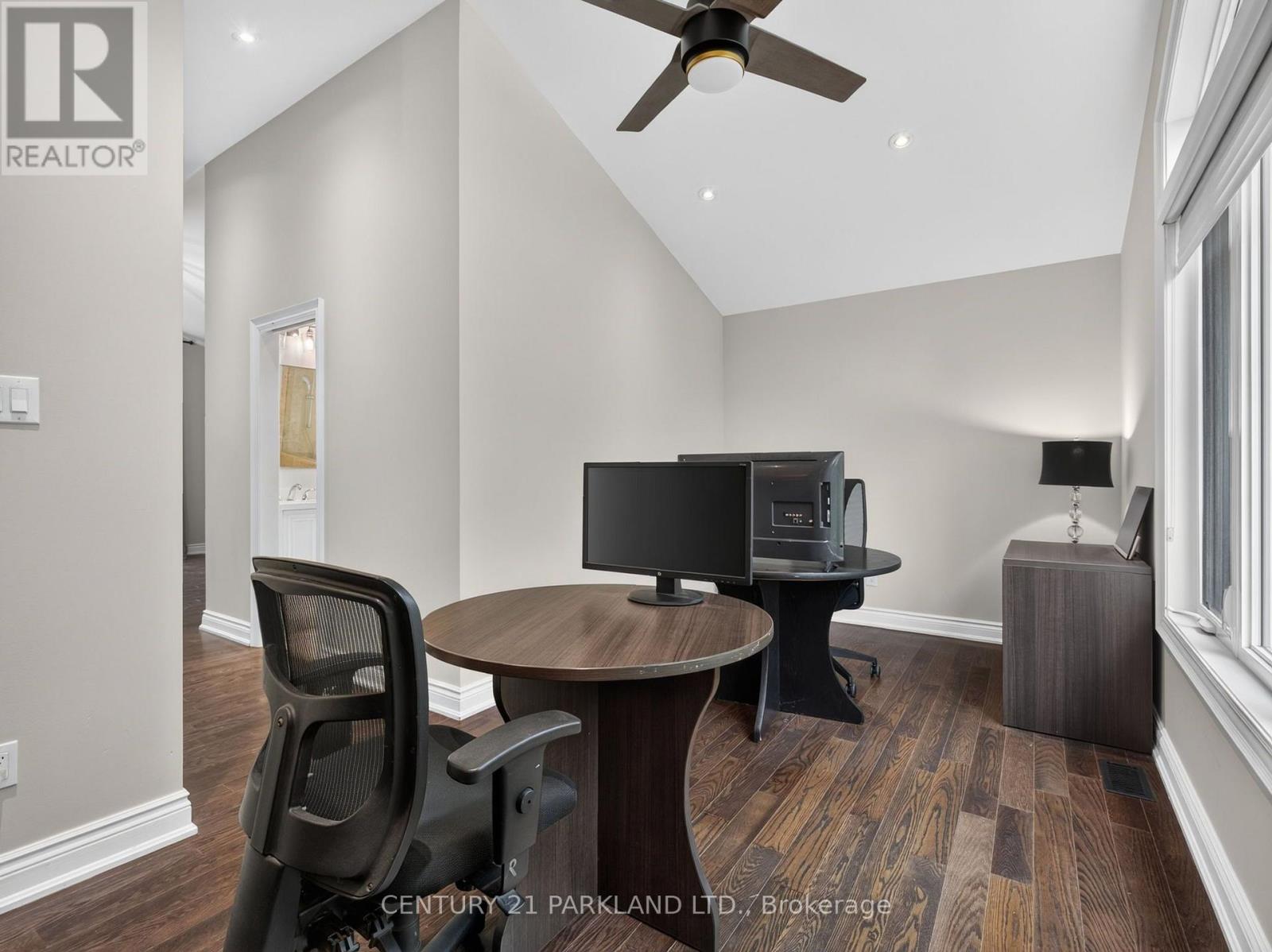 1302 HILLVIEW CRESCENT - 26