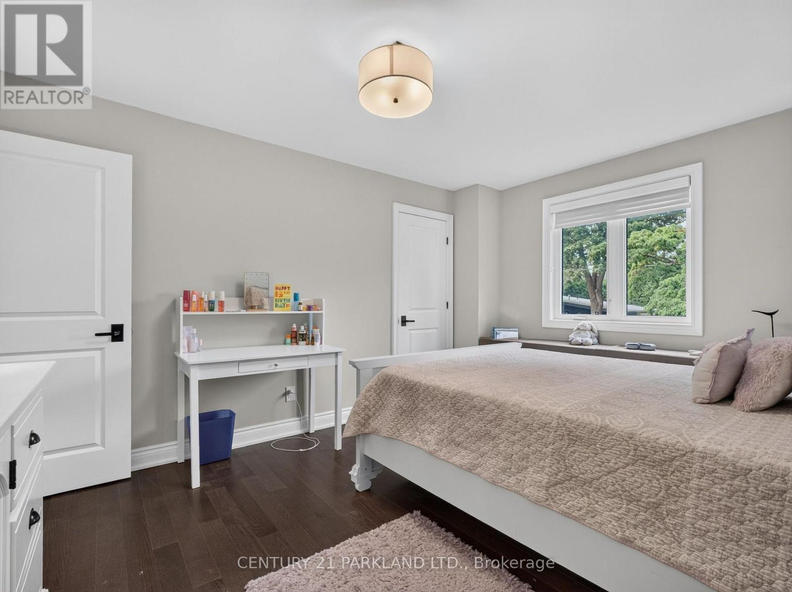 1302 HILLVIEW CRESCENT - 29