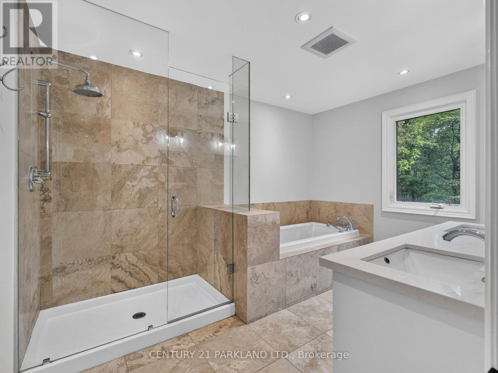 1302 HILLVIEW CRESCENT - 32