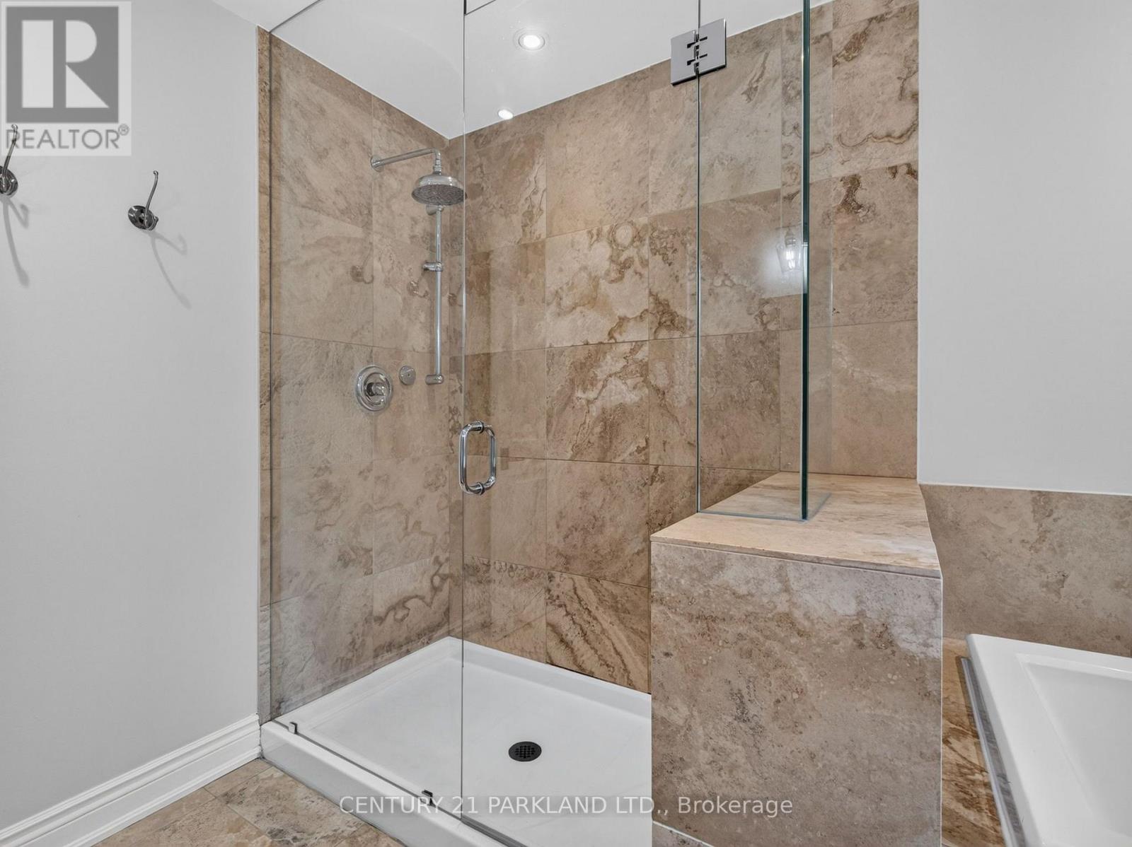 1302 HILLVIEW CRESCENT - 34