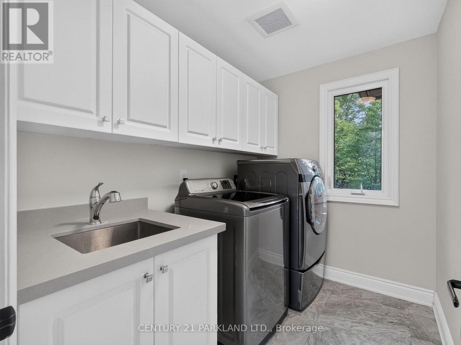 1302 HILLVIEW CRESCENT - 35