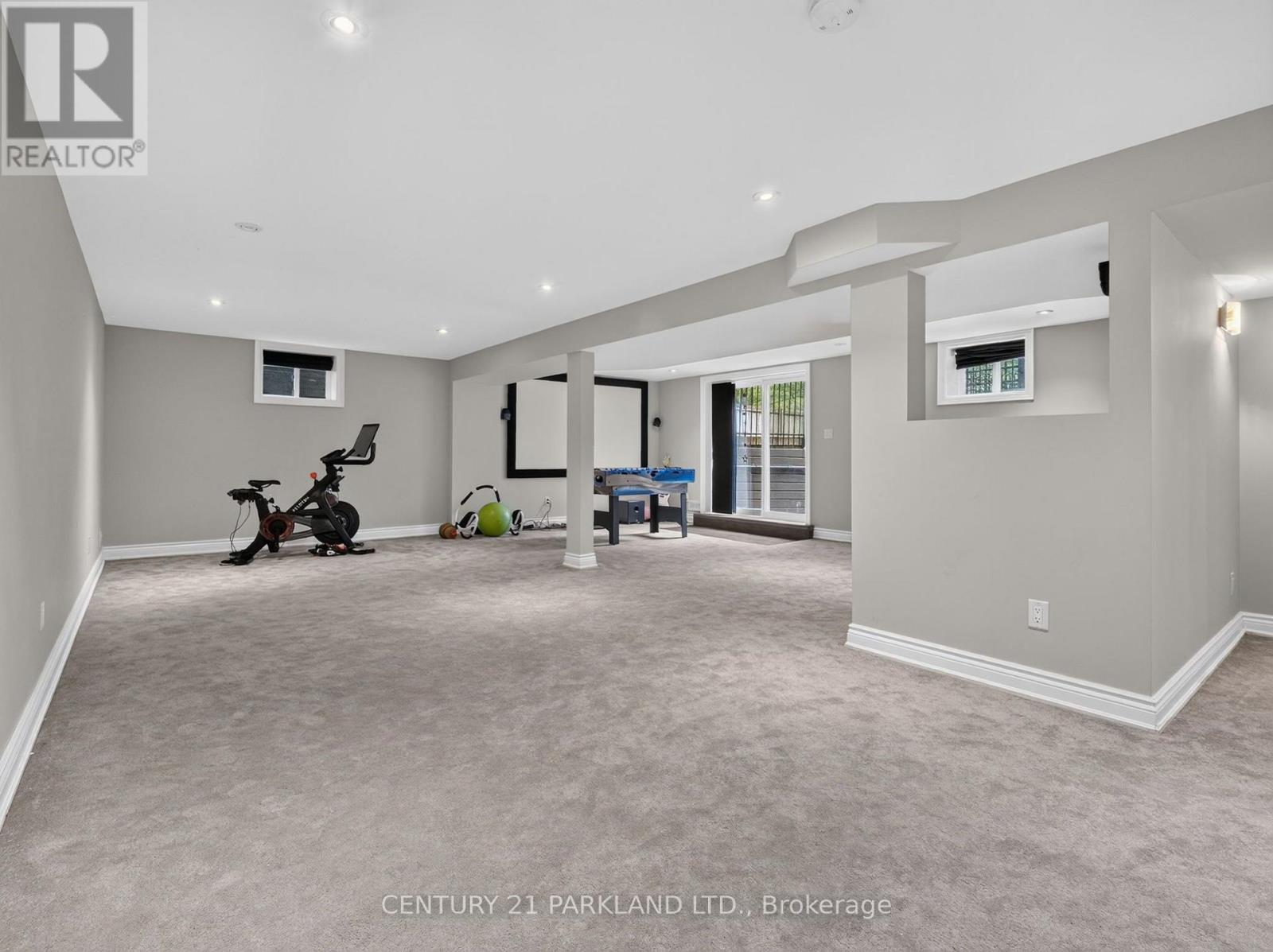 1302 HILLVIEW CRESCENT - 36