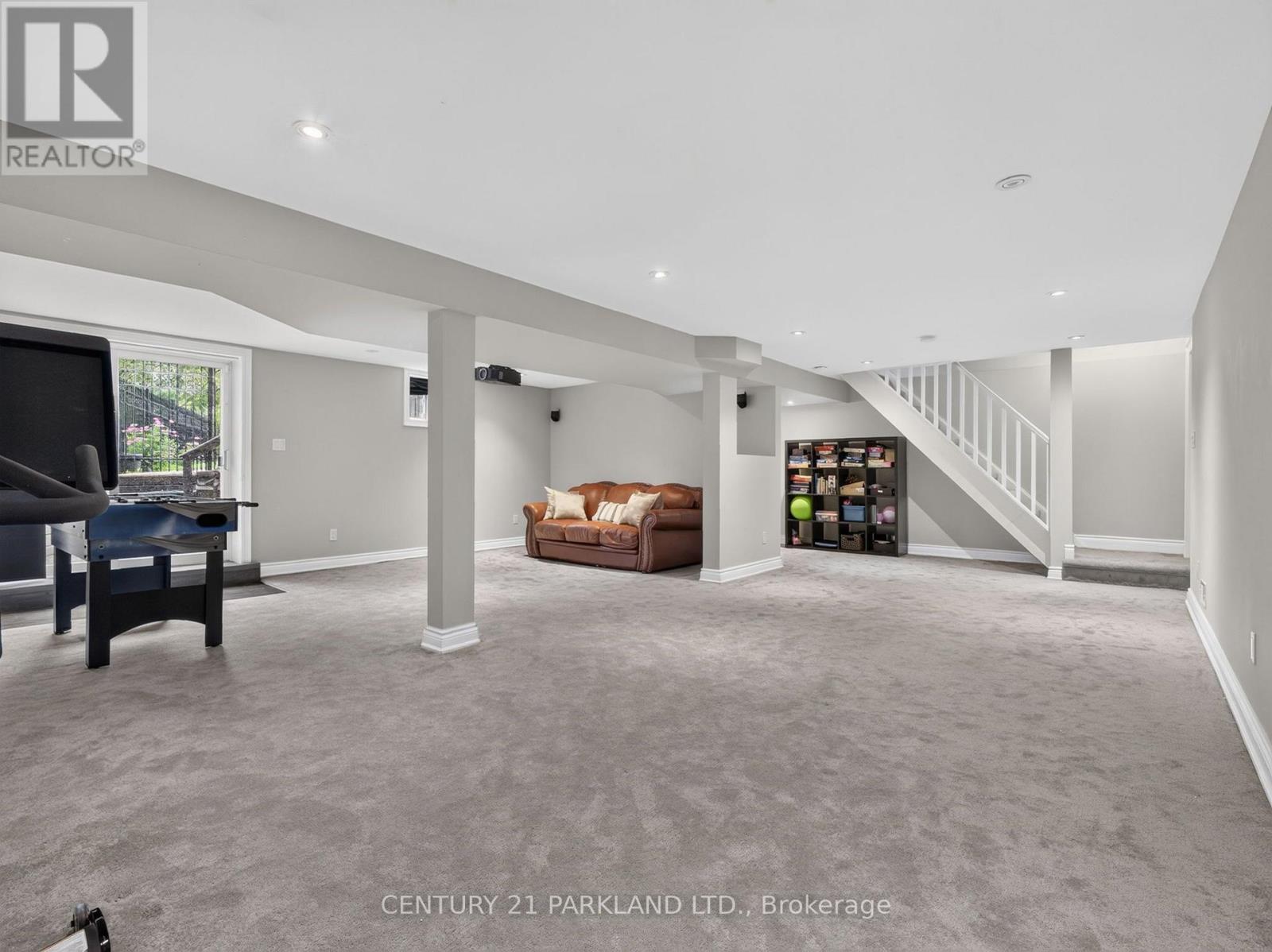 1302 HILLVIEW CRESCENT - 37