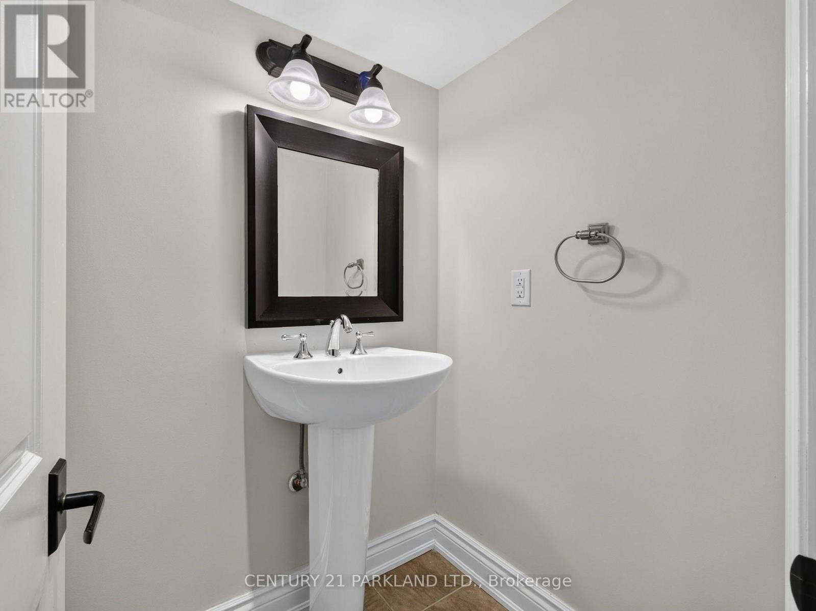 1302 HILLVIEW CRESCENT - 39