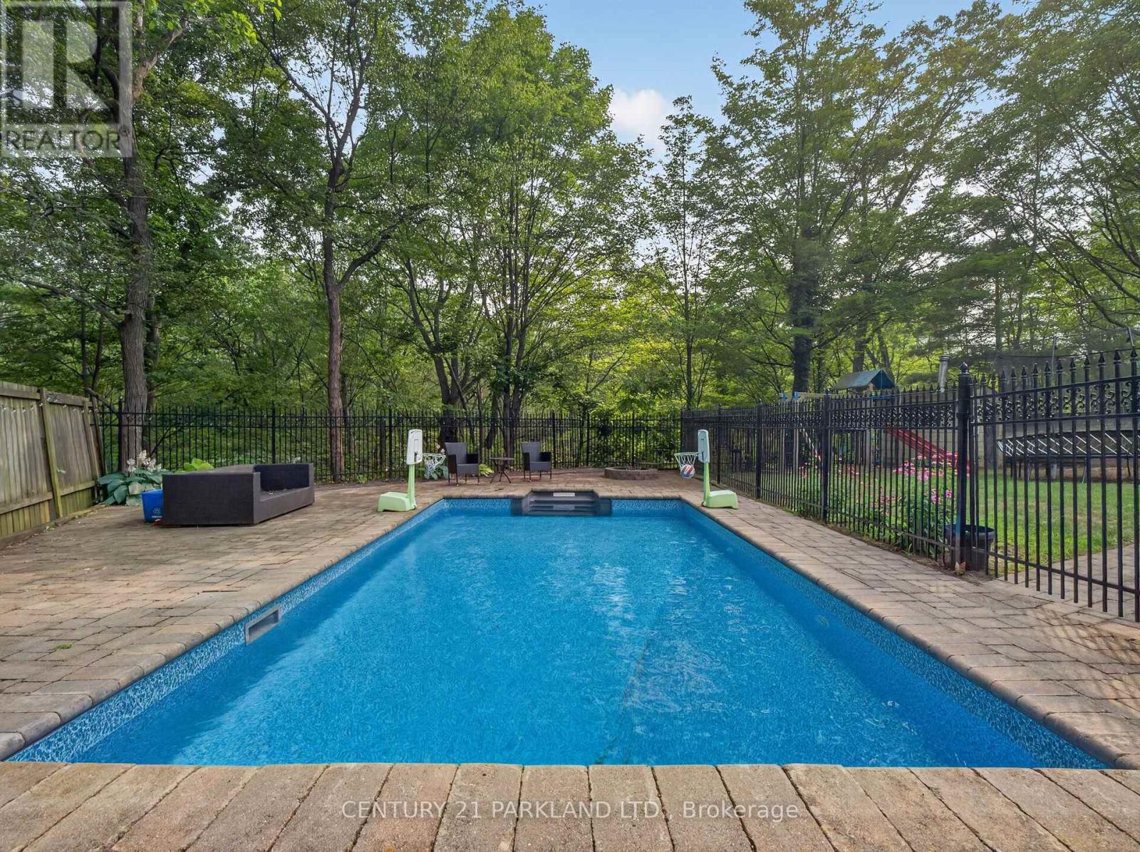 1302 HILLVIEW CRESCENT - 42